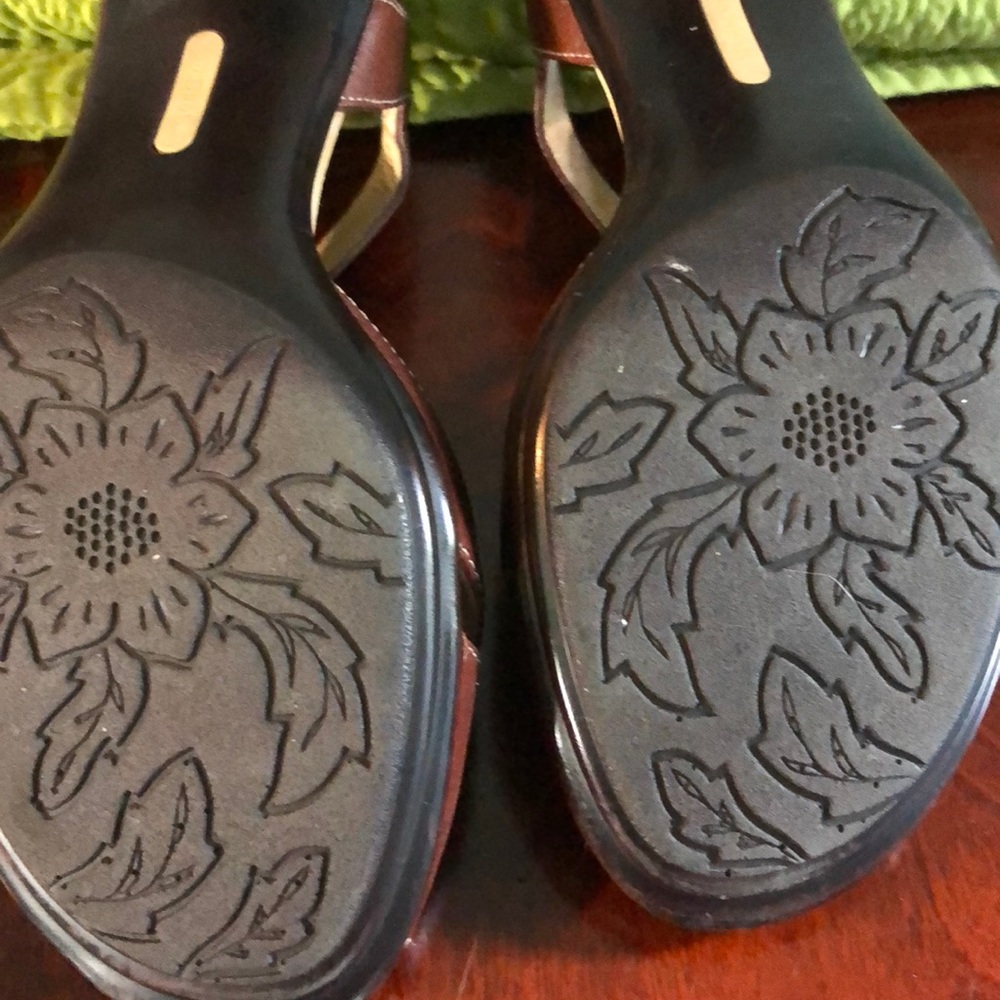 Softspots Brown t-strap sandals - Picture 8 of 8